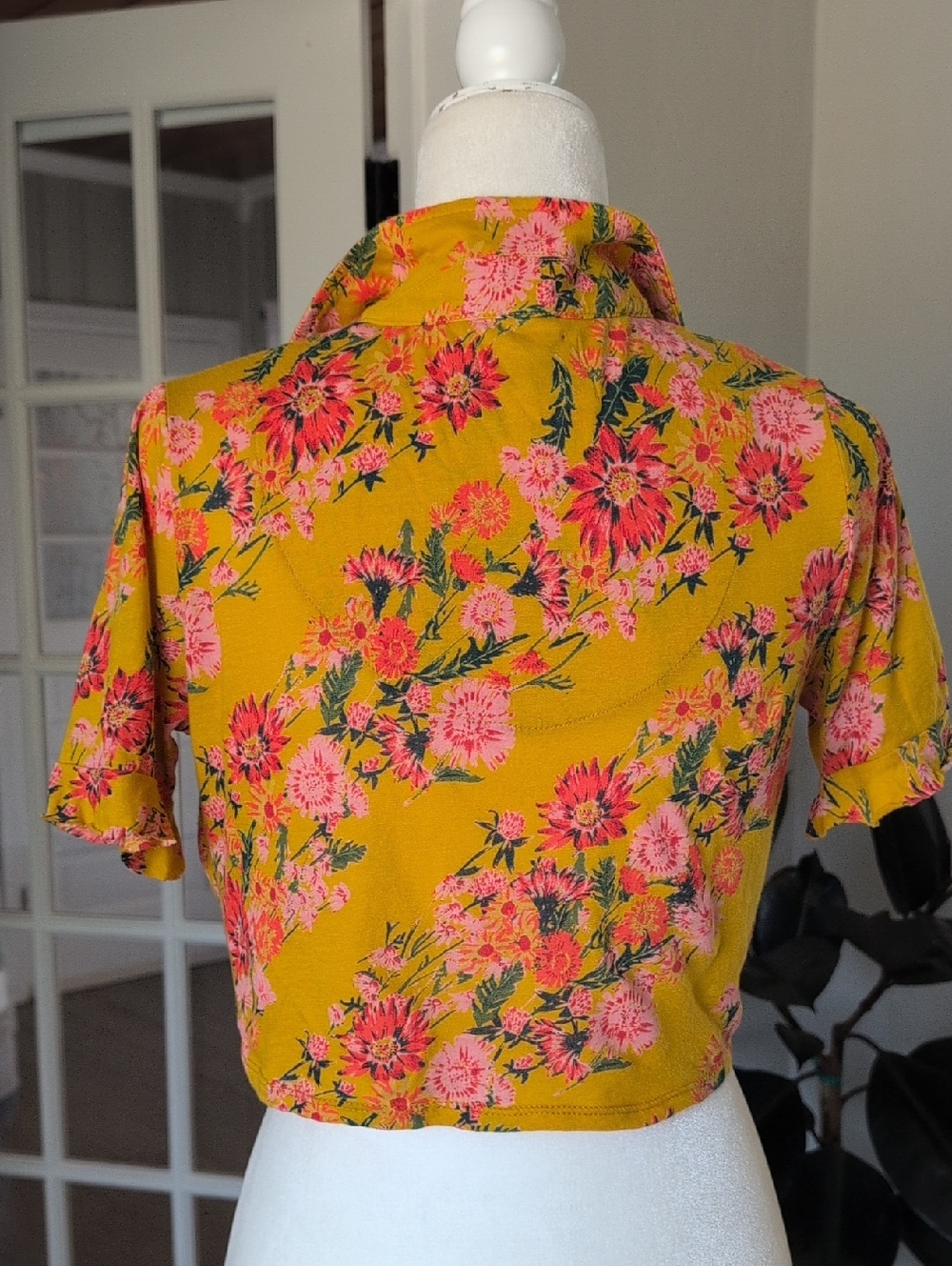 Urban Outfitters Floral Yellow Short-Sleeve Button Front Tie Top XS - Picture 5 of 9